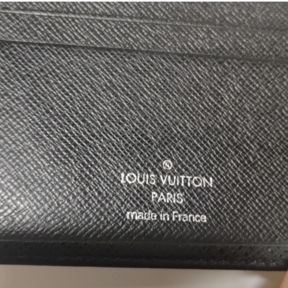 Louis Vuitton Taiga Black BiFold Unisex Wallet With No Peeling (EUC) - Picture 6 of 15